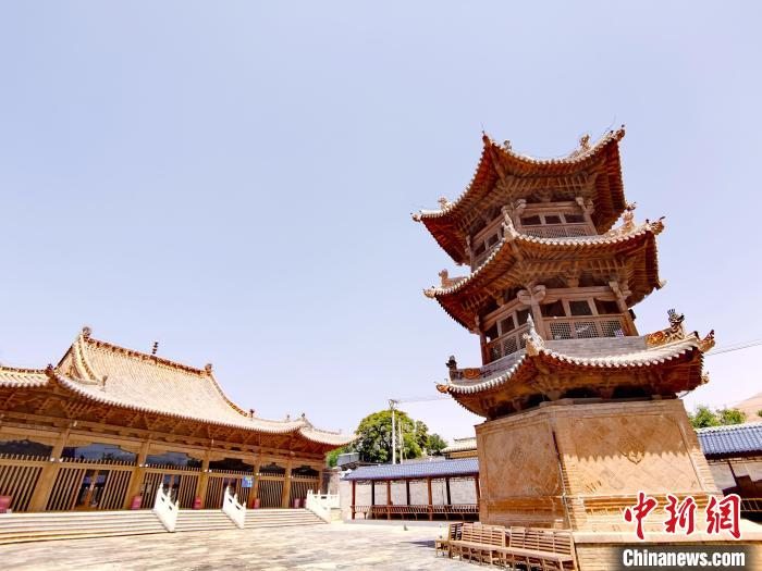 圖為阿河灘清真寺局部?！?zhí)砀?攝