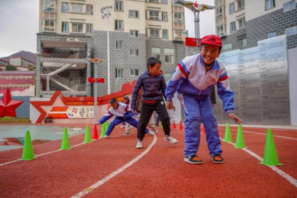 在高原上教孩子們打手球，“慢慢兒來，甭著急！”