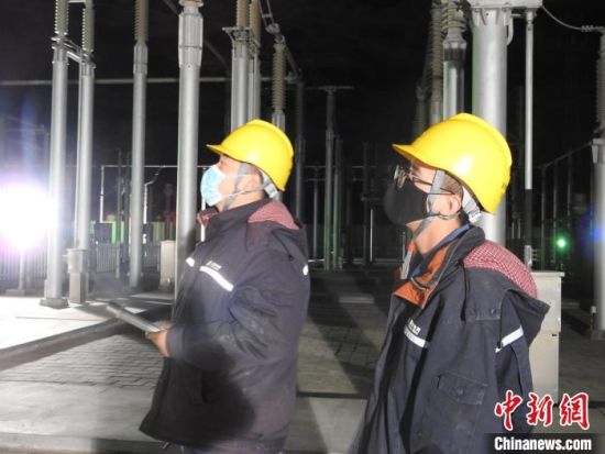 圖為5月10日凌晨，國網青海檢修公司柴達木換流站運維人員在進行柴拉直流系統停電操作。　姚曉英 攝