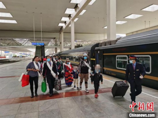 圖為拉薩車站工作人員為西藏先心病患兒和陪同人員提供“綠色”接力幫扶，并開通了專門通道，讓他們快速進站上車。拉薩車站 供圖