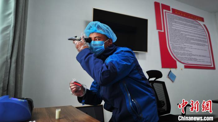 圖為8月11日，西藏那曲市聶榮縣色慶鄉(xiāng)雜瑪多種經(jīng)營(yíng)合作聯(lián)合社質(zhì)檢員對(duì)從各牧場(chǎng)收集上來(lái)的牛奶進(jìn)行質(zhì)量檢測(cè)。色慶鄉(xiāng)統(tǒng)籌全鄉(xiāng)28個(gè)行政村的合作社，成立了擁有規(guī)范管理體系的合作聯(lián)合社，整合集體草場(chǎng)建立5座牧場(chǎng)，各牧場(chǎng)按照計(jì)分制統(tǒng)一放牧，畜產(chǎn)品實(shí)行定點(diǎn)、定時(shí)、定人收購(gòu)，再統(tǒng)一檢測(cè)、加工、出售，建立了完整的牧業(yè)全產(chǎn)業(yè)鏈(資料圖)。　張偉 攝