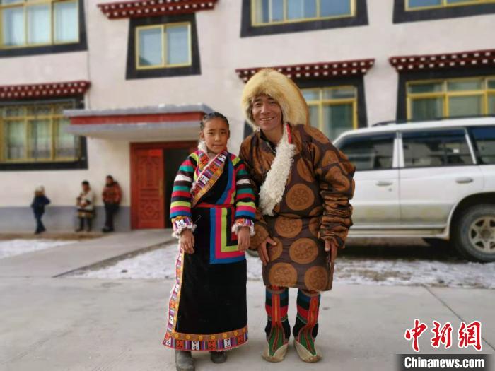 圖為2020年1月16日，搬遷至那曲市安多縣卓格扶貧小區(qū)的農(nóng)牧民在新家外面合影(資料圖)。　張偉 攝