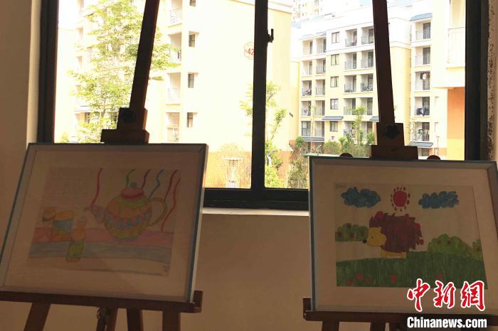 圖為會澤縣城易地扶貧搬遷點一所小學內擺放著的學生畫作。　繆超 攝