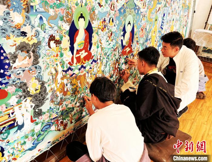 青海唐卡藝術小鎮：“勞模畫師”師帶徒，文化扶貧富一方