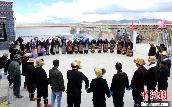 圖為普瑪江塘鄉民眾載歌載舞。　浪卡子縣網信辦供圖