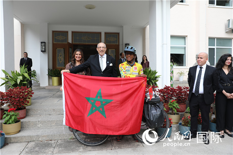 9月6日,摩洛哥駐華大使阿卜杜勒卡迪爾·安薩里在大使官邸舉行儀式,歡迎并招待卡里姆·穆斯塔。人民網記者 王晶攝