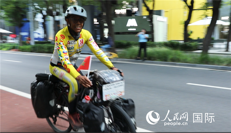 卡里姆·穆斯塔在北京街頭騎行。人民網記者 翟轉麗攝