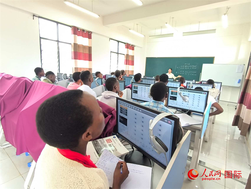 學(xué)生們在課堂上認真聽講。人民網(wǎng)記者 黃培昭攝