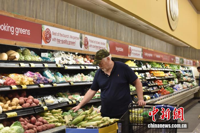 當(dāng)?shù)貢r(shí)間7月18日，美國(guó)密歇根大學(xué)公布報(bào)告顯示，7月美國(guó)消費(fèi)者信心指數(shù)升至61.8，為近5個(gè)月以來(lái)的最高值。圖為美國(guó)民眾在馬里蘭州羅克韋爾一超市購(gòu)物。 <a target='_blank' href='/' _fcksavedurl='/'><p  align=