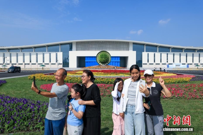 8月31日，天津，市民在2025年上海合作組織峰會主會場外自拍。當日，2025年上海合作組織峰會在天津舉行。<a target='_blank' href='/'><p  align=