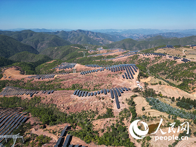 云南南華羅文村的山坡上,一塊塊光伏板連接成片。人民網記者 程浩攝