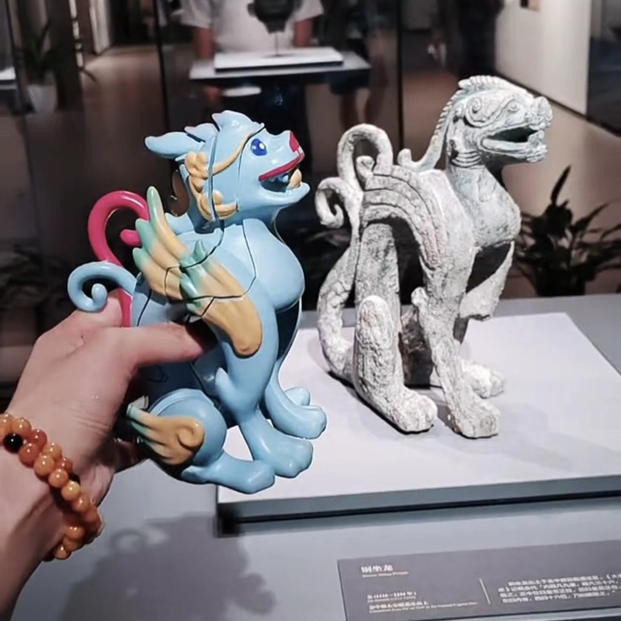 文創銅坐龍保留了文物的原始特征 文創銅坐龍保留了文物的原始特征