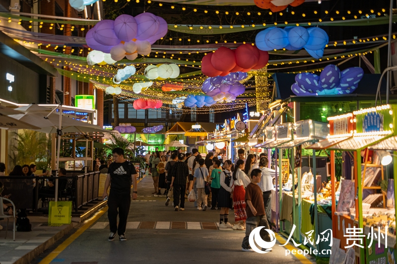 6月21日,貴陽新印廠霓虹閃爍,映照城市夜生活。人民網 陽茜攝