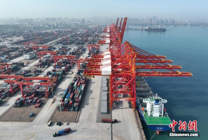 資料圖：山東日照港全自動化集裝箱碼頭作業(yè)現(xiàn)場。(無人機(jī)圖片)<a target='_blank' href='/'><p  align=