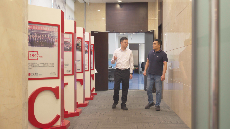 中信銀行成都分行行長助理李一（左）接受采訪。人民網(wǎng)記者 王紹紹攝