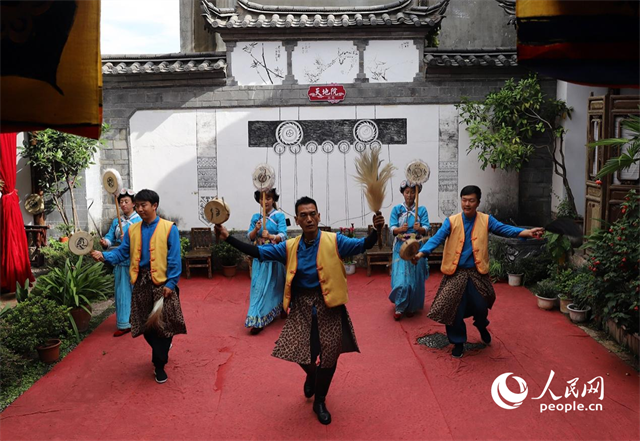 云南麗江古城“天地院”的納西族演出。 人民網記者 程浩攝