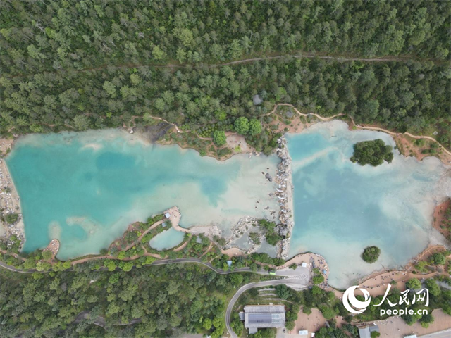 位于麗江市玉龍雪山東麓甲子村的藍月谷景區。 人民網記者 符皓攝