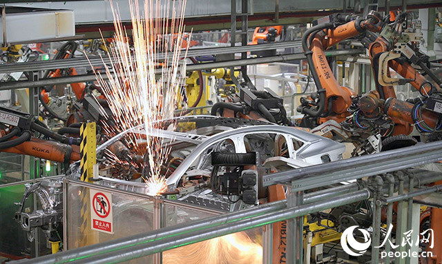 長安汽車兩江工廠,機械臂正在工作。人民網(wǎng)記者 劉祎攝