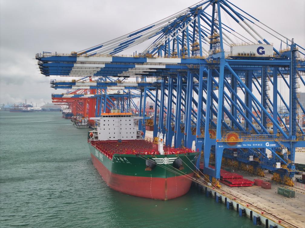 2月23日拍攝的廣西北部灣港欽州港區(qū)的碼頭堆場(chǎng)(無人機(jī)照片)。新華社記者 周華 攝