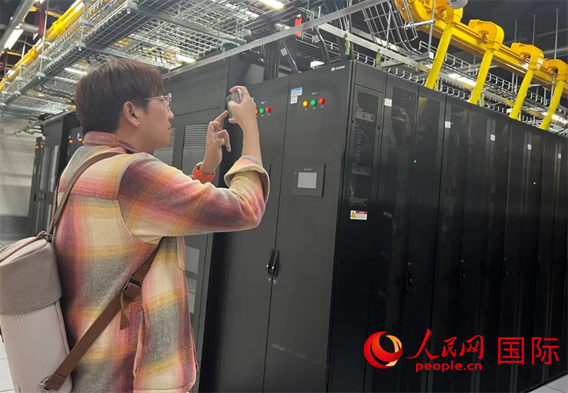 韓國博主樸大一參觀中國移動新疆云計算和大數據中心機房。人民網記者曾書柔攝