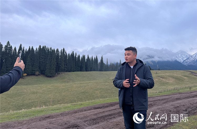 在庫爾德寧,吾買爾江被雪山美景震撼,即興錄制了短視頻作品。人民網(wǎng)記者曾書柔攝