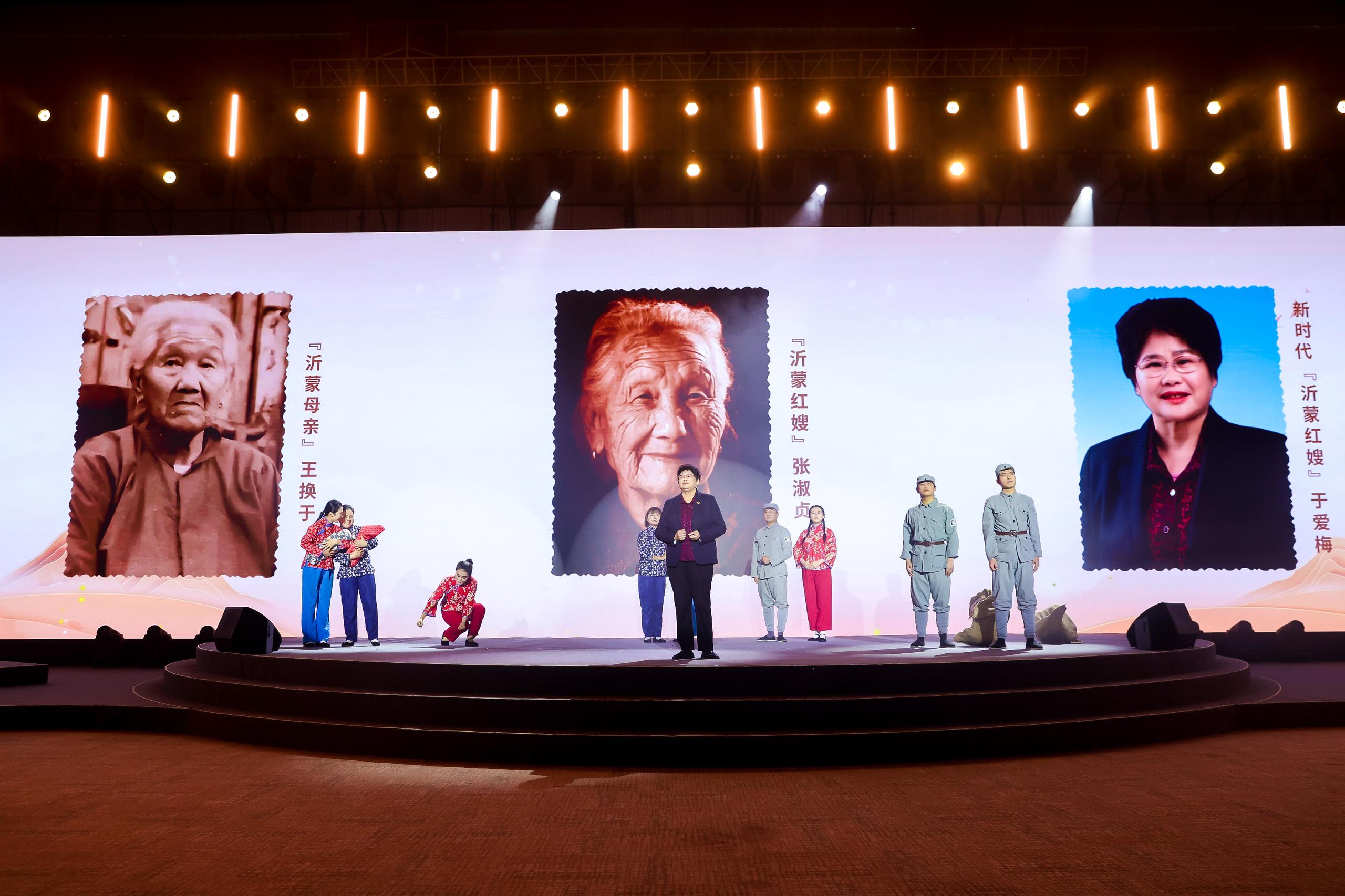 “何以中國·弦歌不輟”網(wǎng)絡(luò)主題活動(dòng)現(xiàn)場(chǎng)，于愛梅講述“沂蒙紅嫂”的故事。人民視頻供圖。