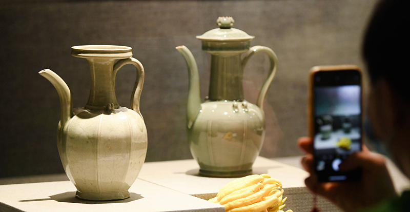 2021年9月14日,浙江省博物館,觀眾在拍攝北宋龍泉窯執(zhí)壺(左)和龍泉青瓷藝人劉杰制作的執(zhí)壺。