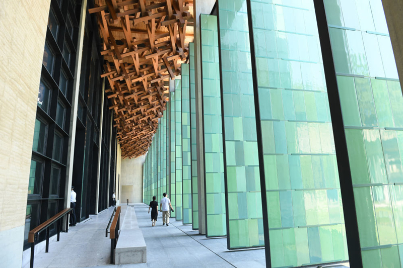 2022年7月23日,杭州國(guó)家版本館屋頂?shù)哪緲?gòu)和青瓷門扇相映成趣。