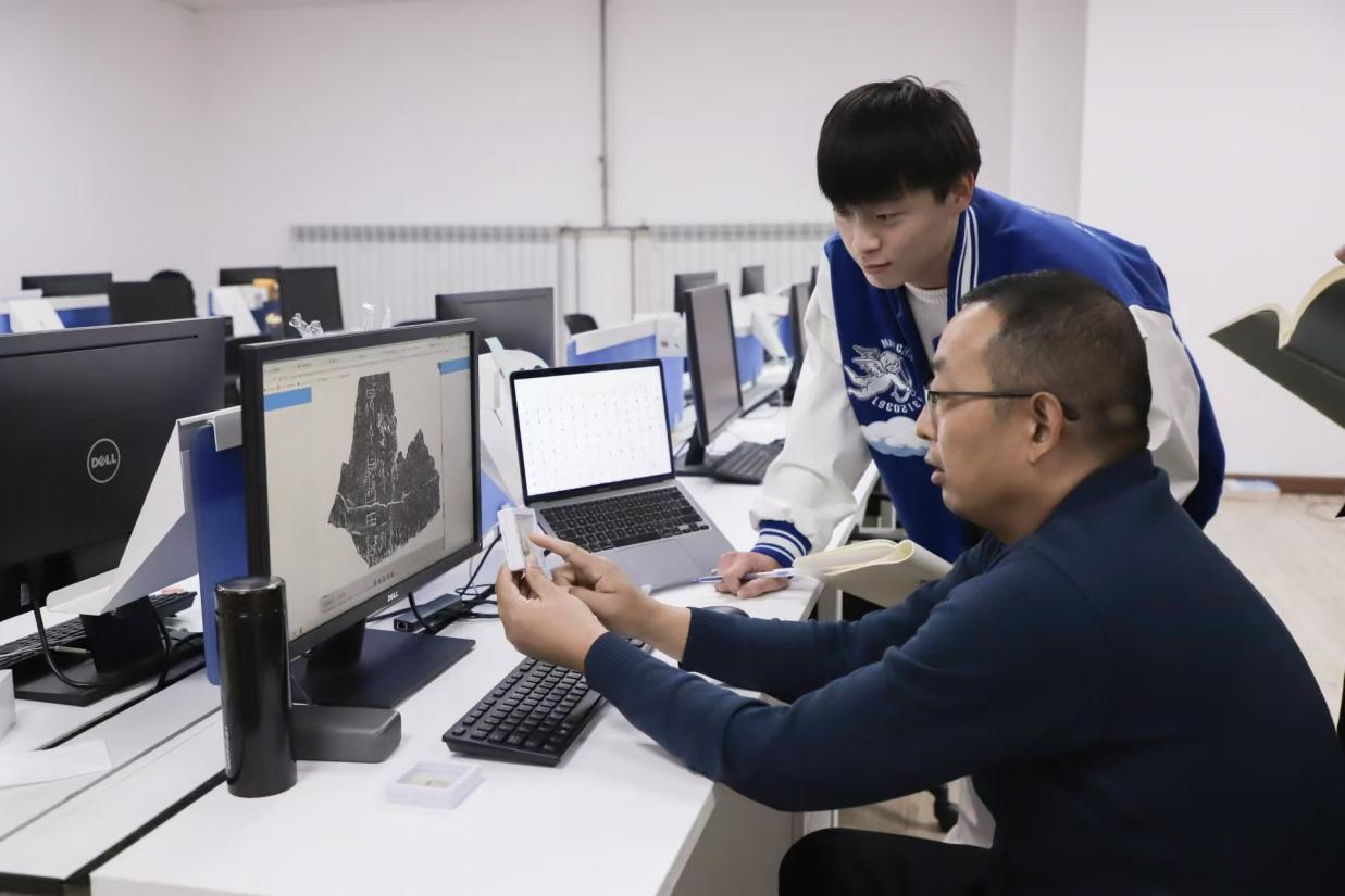 安陽(yáng)師范學(xué)院甲骨文信息處理教育部重點(diǎn)實(shí)驗(yàn)室,劉永革正在給學(xué)生講甲骨文。受訪(fǎng)者供圖