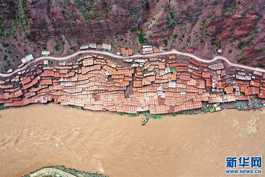 (新華視界)(1)鳥瞰芒康古鹽田