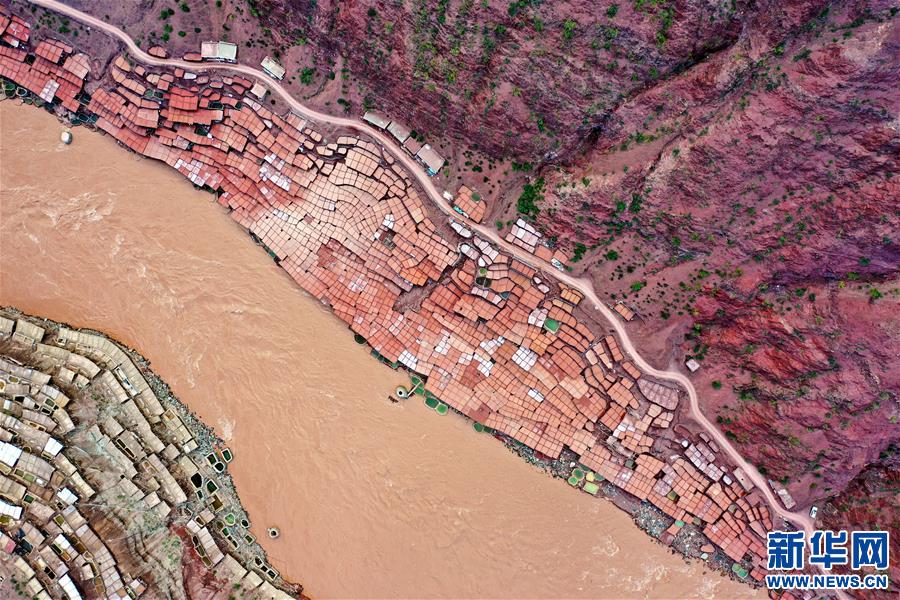 (新華視界)(8)鳥瞰芒康古鹽田