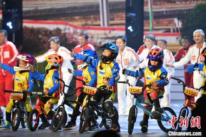 圖為拉薩市春節(jié)藏歷新年聯(lián)歡晚會錄制現(xiàn)場?！∝暩聛硭?攝