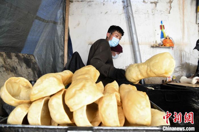 圖為拉薩手藝人制作藏歷新年供品“德卡”。 貢嘎來松 攝