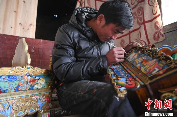 圖為拉薩手藝人制作年貨“切瑪盒”。 貢嘎來松 攝