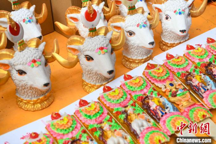 圖為拉薩市場上待售的吉祥羊頭。 貢嘎來松 攝