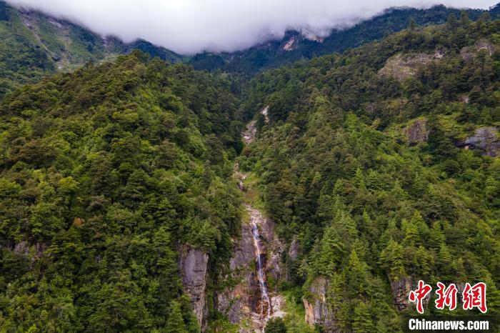 勒布溝的瀑布。 江飛波 攝