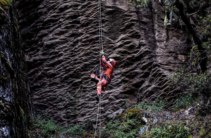 救援實戰訓練中,消防員垂直攀爬。西繞拉翁攝
