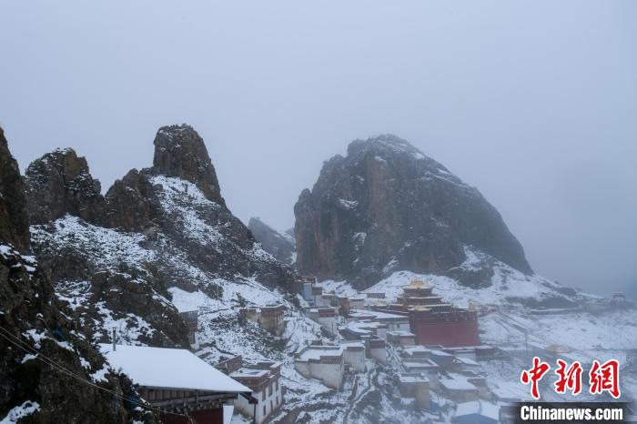 雍仲苯教孜珠寺風光。　江飛波 攝