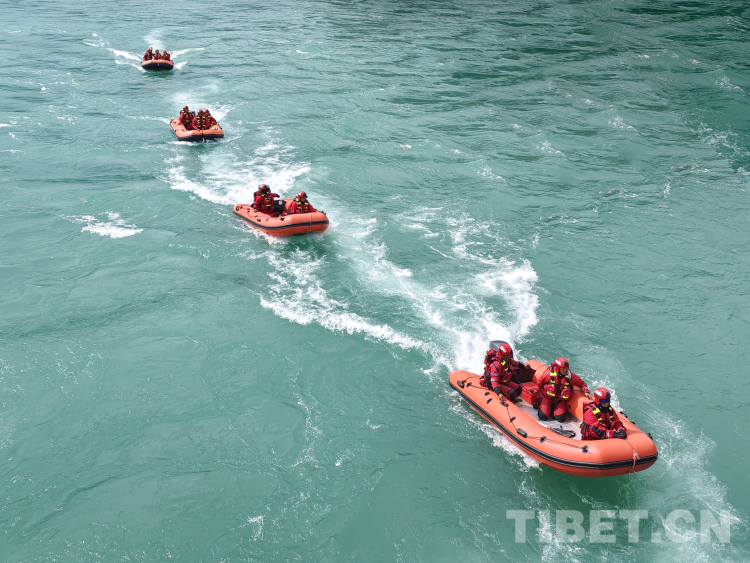 圖為舟艇一字型前進編隊訓練.jpg 圖為舟艇一字型前進編隊訓練.jpg