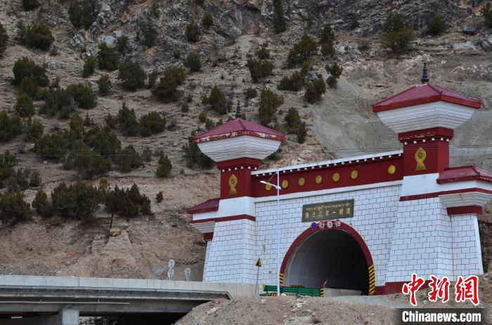 瀾滄江源第一縣青海雜多:從“難如登天”到公路成網