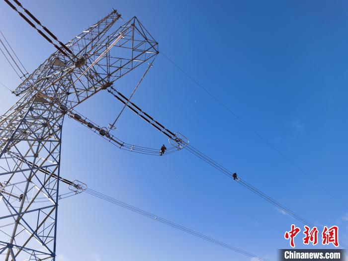 青海電力人:挑戰生命極限守護“電力天路”