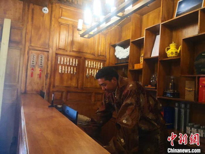 圖為桑杰才讓用電腦處理財務。　史靜靜 攝