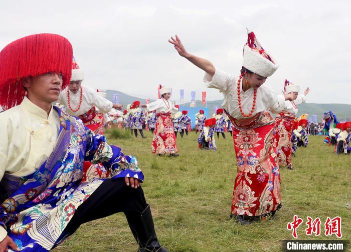 當(dāng)?shù)孛癖姎g慶香浪節(jié)?！「哒?攝