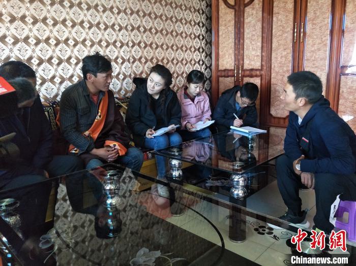 圖為調查組工作人員正在入戶調查。 祁增蓓 攝