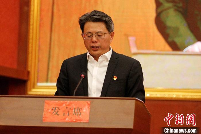 圖為果洛州委常委、副州長、上海市援青聯絡組組長馮志勇總結對口支援十年工作。　果洛州委宣傳部供圖 攝