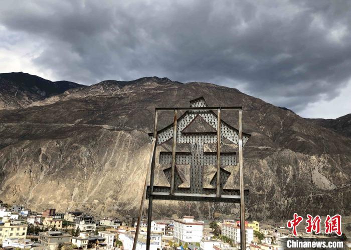 圖為處在山巒腳下的奔子欄。 繆超 攝