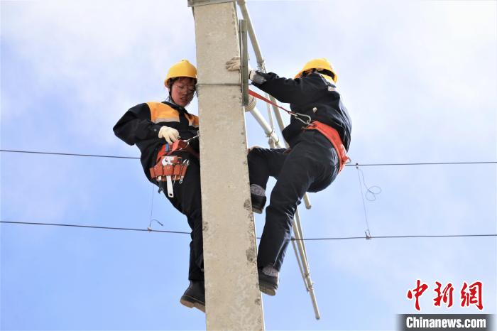 青藏鐵路線上的“95后”女“蜘蛛俠”:“掛”在支柱上數火車