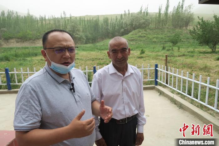 圖右為普魯村當(dāng)年迎接進(jìn)藏先遣連入村的見(jiàn)證者后代西日普·依布地。　楊程晨 攝