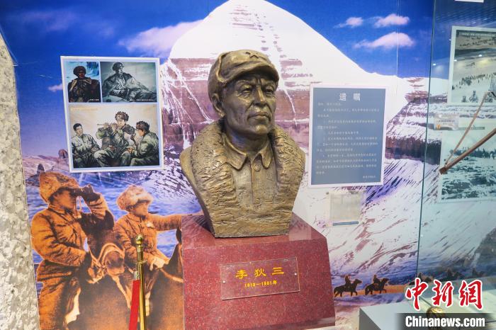 圖為南疆軍區(qū)某合成團(tuán)1連榮譽(yù)室，雕像是進(jìn)藏先遣英雄連總指揮李狄三。　楊程晨 攝