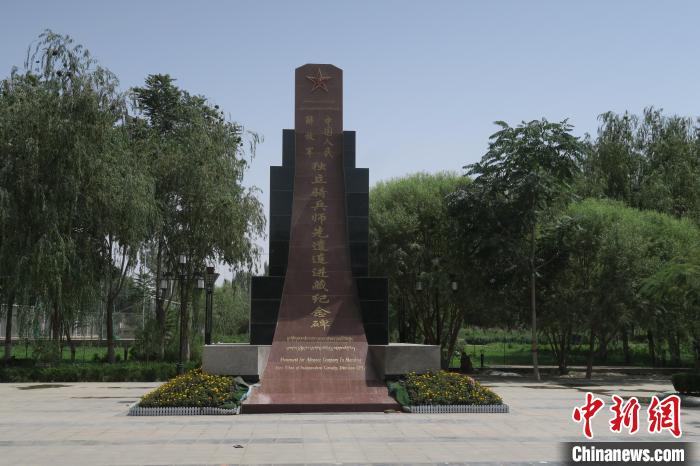 圖為位于于田縣中心的中國(guó)人民解放軍獨(dú)立騎兵師先遣連進(jìn)藏紀(jì)念碑。　楊程晨 攝